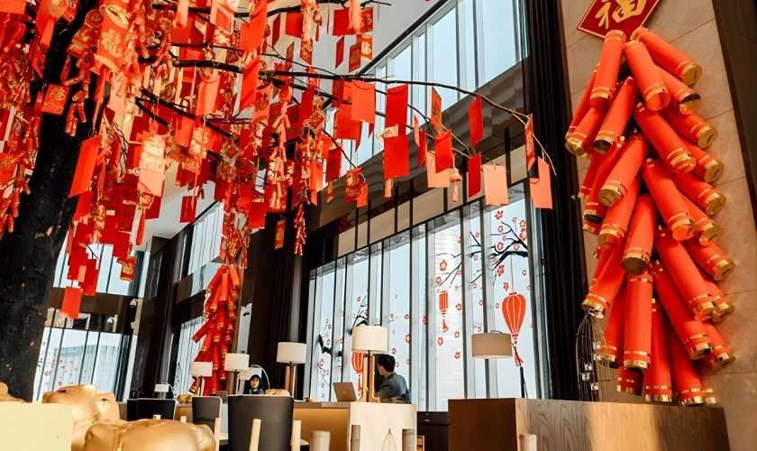 Trang trí gian hàng Tết bằng pháo đỏ