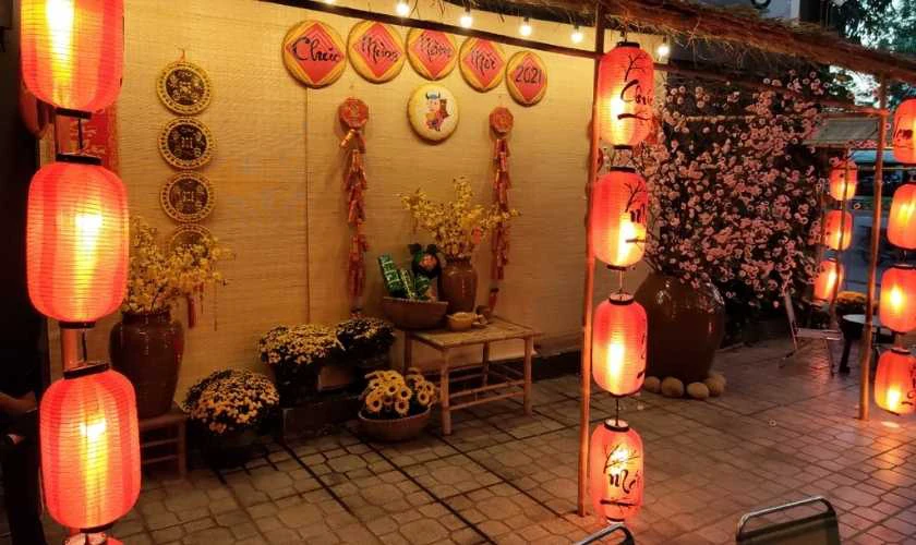 Trang trí gian hàng mùa Xuân bằng đèn lồng ấn tượng