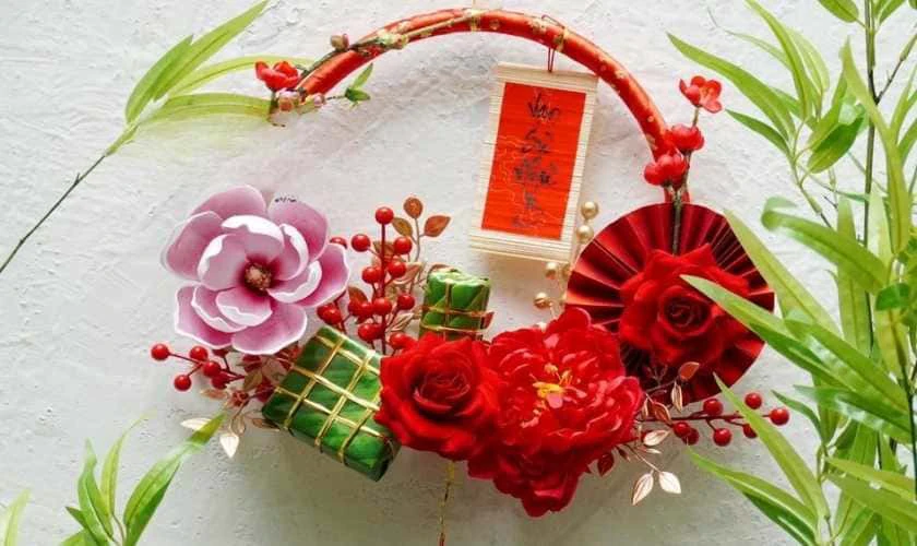 Trang trí Tết bằng vòng hoa hiện đại