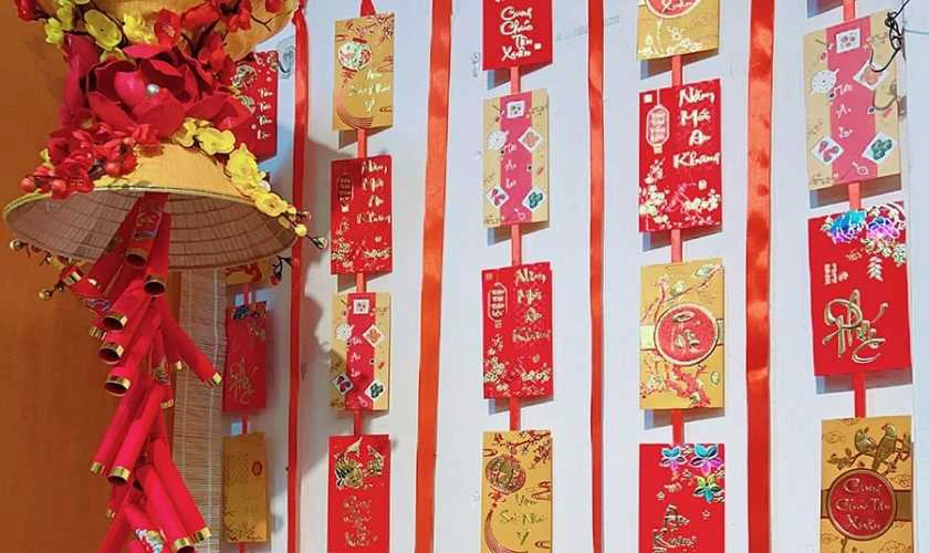 Trang trí gian hàng bằng bao lì xì năm 2026
