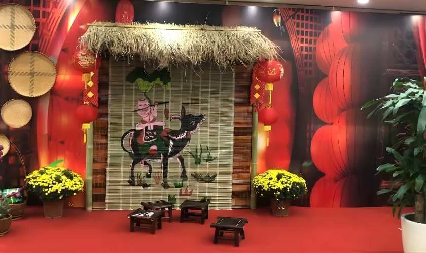 Trang trí gian hàng Tết bằng tranh Đông Hồ