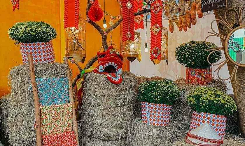Trang trí gian hàng Tết bằng rơm rạ