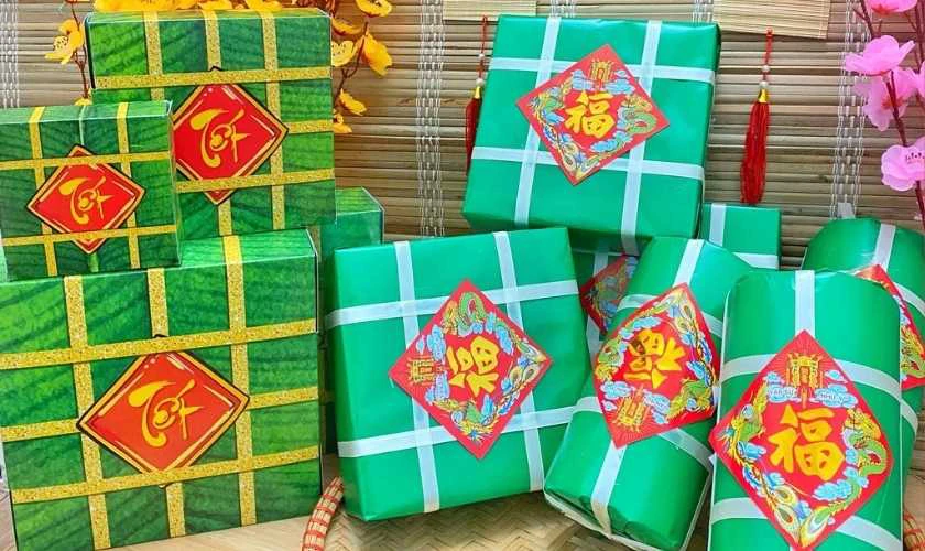Trang trí gian hàng Tết bằng mô hình bánh chưng, bánh Tết