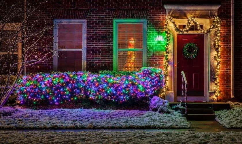 Trang trí Noel bằng dây đèn LED đủ màu sặc sỡ