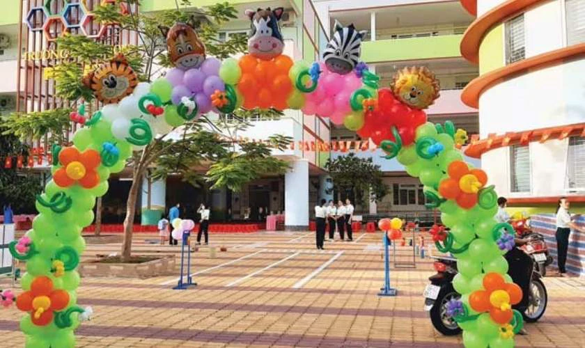 Trang tr&iacute; khai giảng mầm non với b&oacute;ng bay