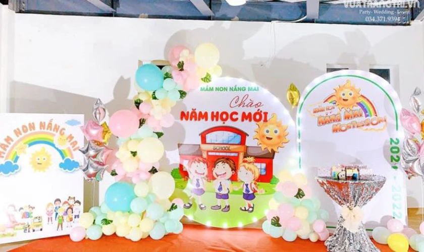 Trang tr&iacute; khai giảng mầm non với background độc đ&aacute;o nhất