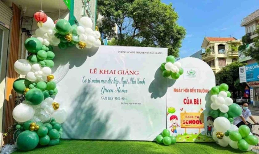 Trang tr&iacute; khai giảng mầm non với background