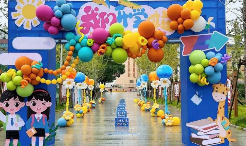 Thiết kế s&acirc;n khấu năm học mới với trường Tiểu học 2025