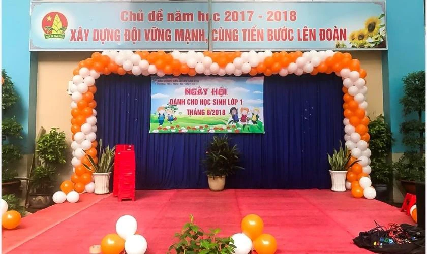 Thiết kế s&acirc;n khấu năm học mới trường Tiểu học đẹp