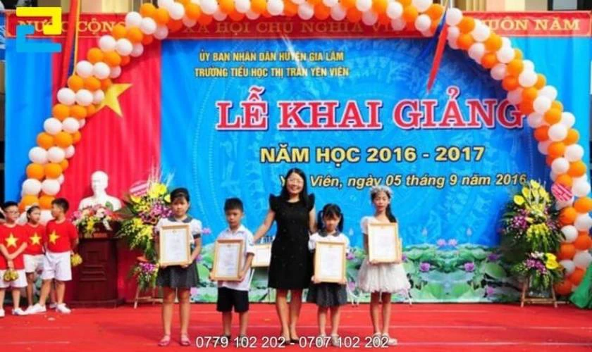 Thiết kế s&acirc;n khấu năm học mới trường Tiểu học bắt mắt