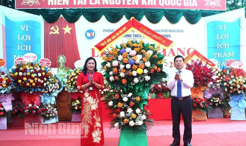 Trang tr&iacute; khai giảng, tựu trường THCS đẹp, độc đ&aacute;o