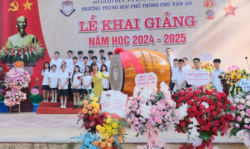 Trang tr&iacute; khai giảng năm học mới THPT hiện đại v&agrave; đẹp nhất 2025