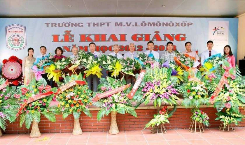 Trang tr&iacute; khai giảng năm học mới THPT hiện đại v&agrave; đẹp nhất