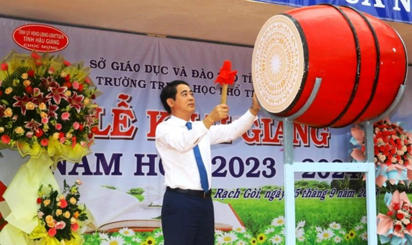 Trang tr&iacute; khai giảng năm học mới THPT hiện đại v&agrave; đẹp