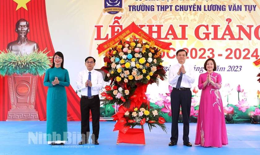 Trang tr&iacute; khai giảng năm học mới THPT hiện đại