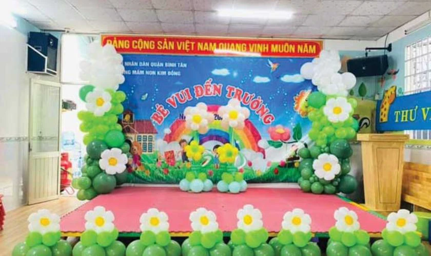 Trang tr&iacute; s&acirc;n khấu khai giảng mầm non dễ thương