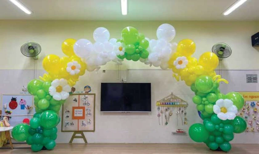 Trang tr&iacute; khai giảng mầm non với b&oacute;ng bay đẹp v&agrave; ấn tượng