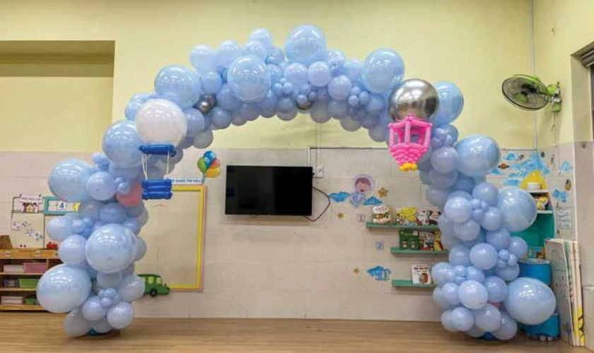 Trang tr&iacute; khai giảng mầm non với b&oacute;ng bay đẹp, ấn tượng