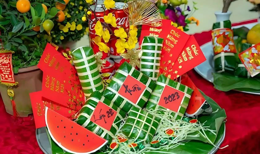 Trang trí mâm bánh chưng ngày Tết bằng bao lì xì