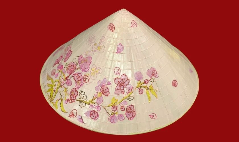 Trang trí hoa đào hồng thắm lên nón lá