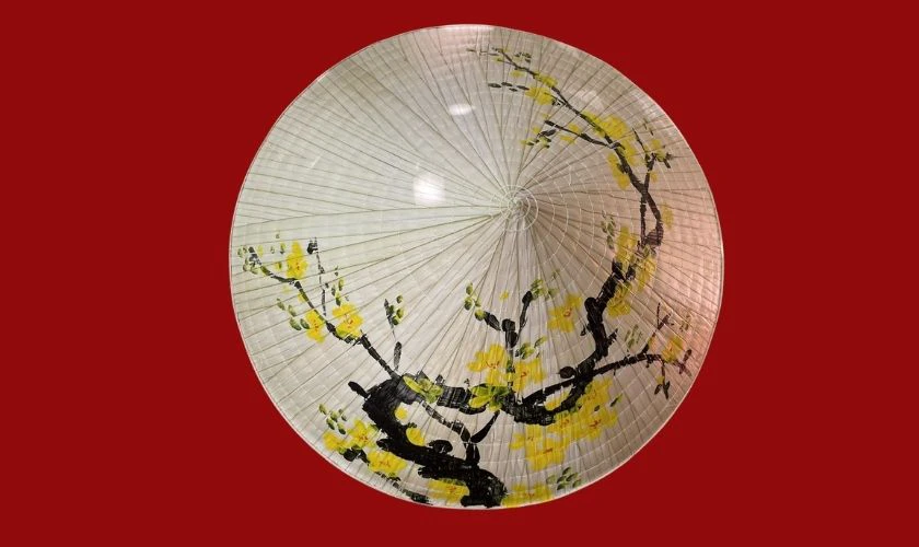 Mai vàng được vẽ trên nón lá Tết