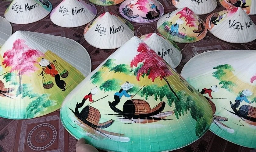 Cô lái đò - Hình ảnh thân thuộc trên nón lá truyền thống