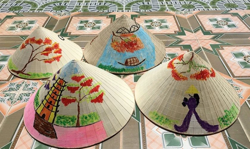 Tranh vẽ trang trí nón lá có chiếc thuyền