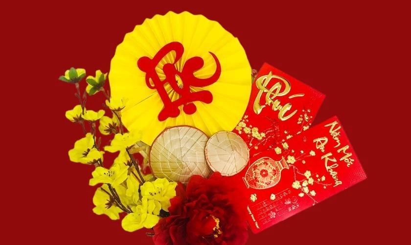 Kết hợp bao lì xì vào decor nón lá