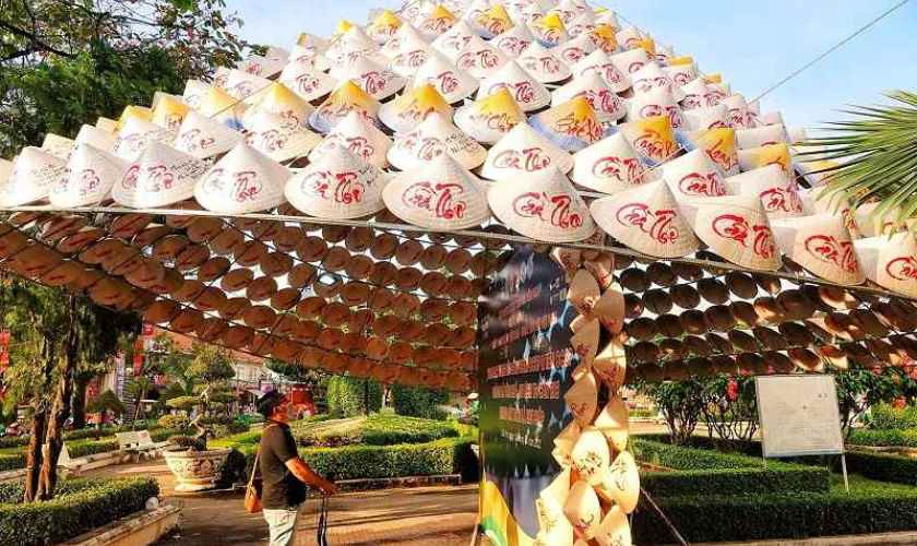 Trang trí tết độc đáo từ nón lá Việt