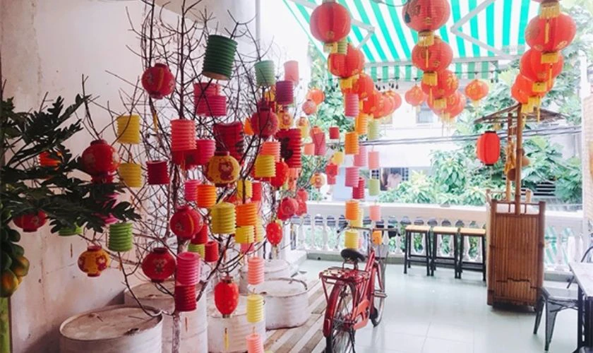 Trang trí tết ấn tượng bằng lồng đèn đỏ