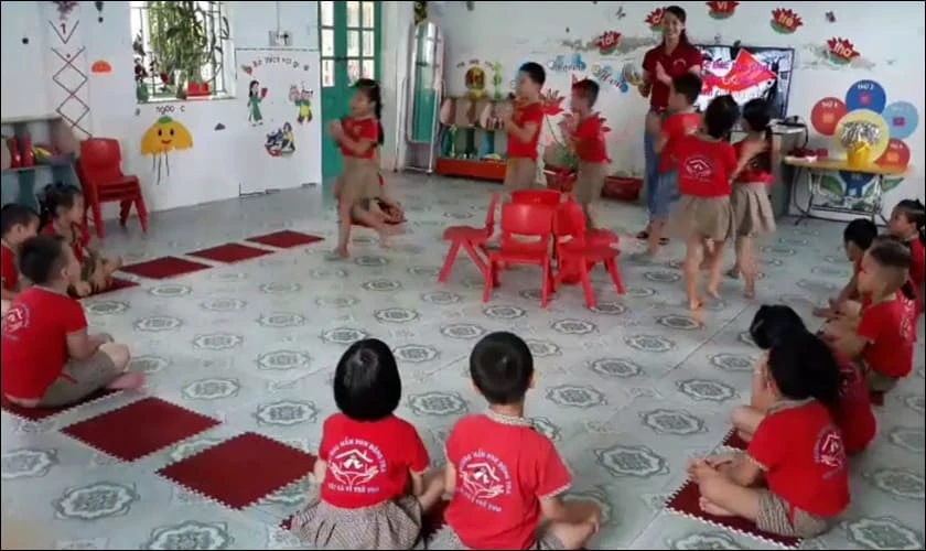 Trò chơi ghế âm nhạc Giáng Sinh