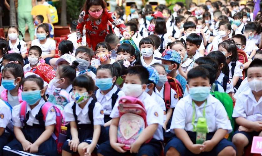 Tựu trường cần mang theo những g&igrave;? B&igrave;nh nước c&aacute; nh&acirc;n, khẩu trang, khăn giấy