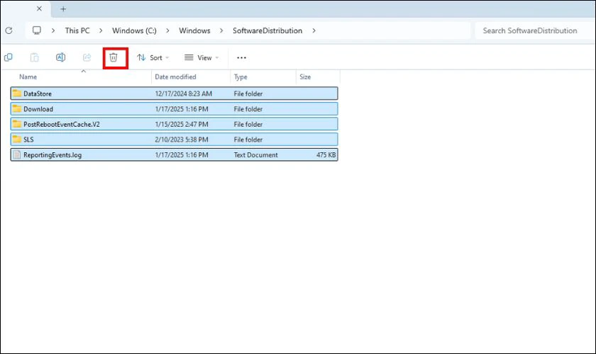 Bạn mở File Explorer, điều hướng đến thư mục C:\Windows\SoftwareDistribution và xóa toàn bộ nội dung trong đó