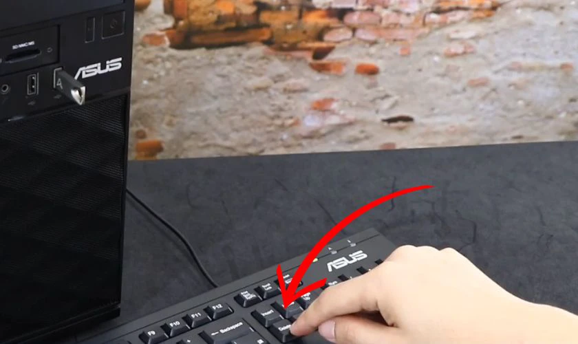 Nhanh tay nhấn phím chức năng Delete hoặc F2 vài lần