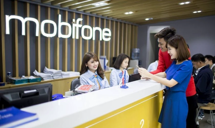 Đến cửa h&agrave;ng ch&iacute;nh thống của MobiFone để mua