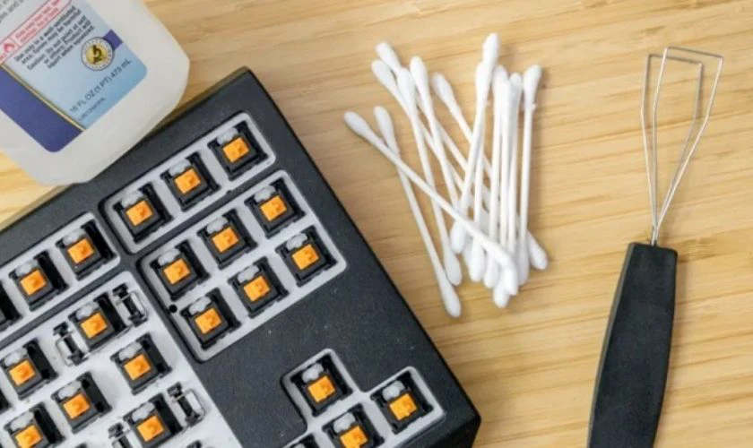Vệ sinh b&agrave;n ph&iacute;m cơ cần chuẩn bị những dụng cụ g&igrave;?