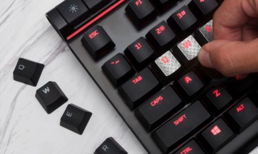 L&agrave;m kh&ocirc; v&agrave; lắp keycap