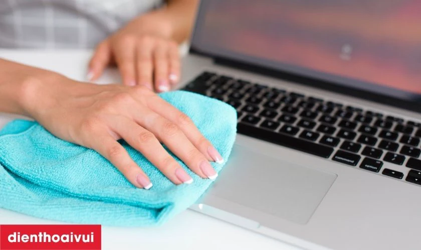 Hướng dẫn c&aacute;ch vệ sinh touchpad laptop