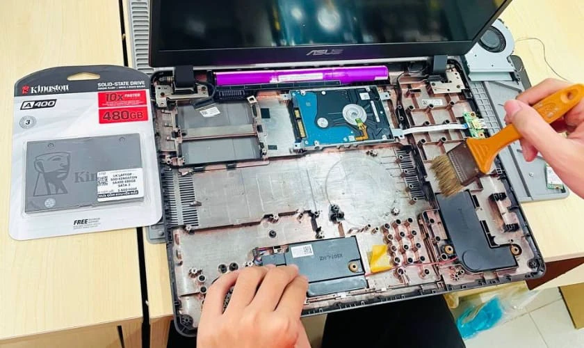 Quy tr&igrave;nh vệ sinh laptop chuy&ecirc;n nghiệp tại Điện Thoại Vui 