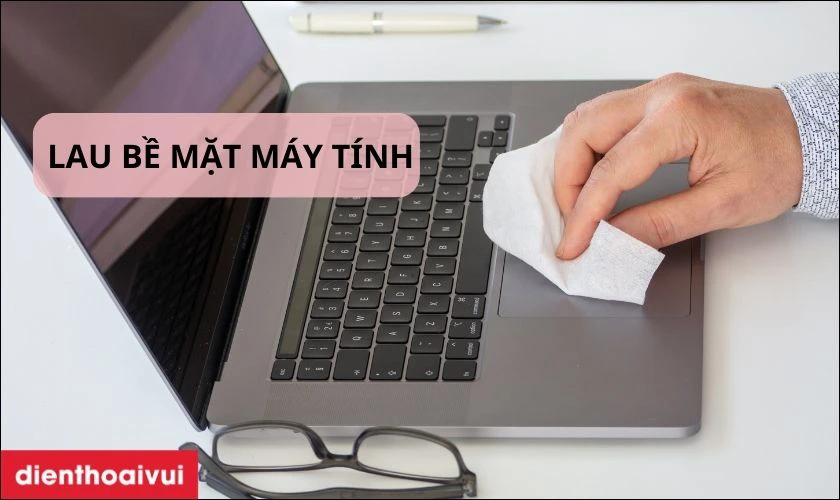 Dọn sạch bề mặt b&ecirc;n ngo&agrave;i của m&aacute;y t&iacute;nh