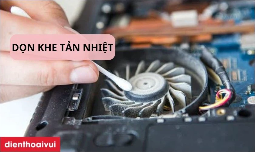 Dọn quạt th&ocirc;ng gi&oacute; v&agrave; khe tản nhiệt&nbsp;