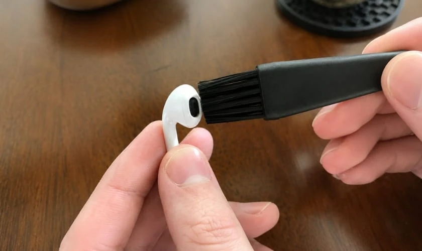 Vệ sinh tai nghe Airpods
