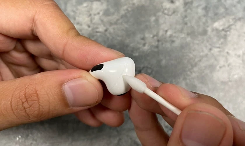 Vệ sinh tai nghe AirPods