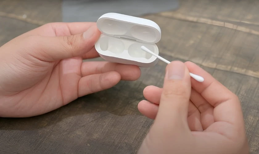 Cách vệ sinh hộp sạc của AirPods