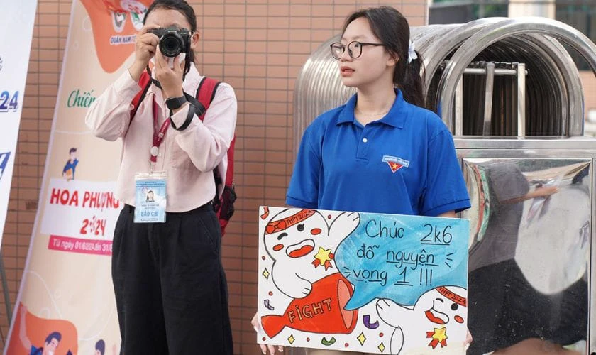 Tranh vẽ cổ vũ các bạn thi đậu đại học