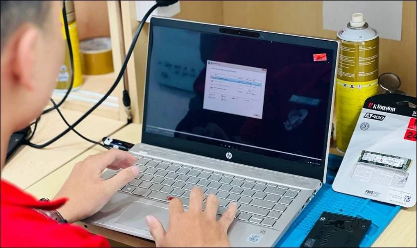 Lưu ý khi viền màn hình laptop bị lỗi hở sáng