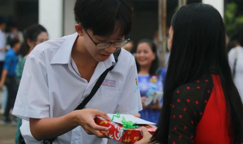 Viết thư 8/3 cho cô giáo ý nghĩa nhất 2025