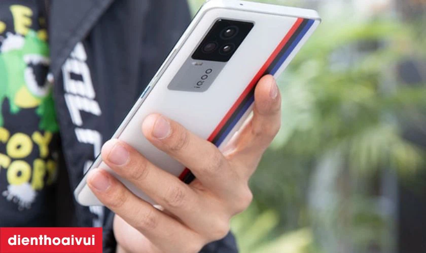 Vivo iQOO c&oacute; thiết kế sang trọng, c&aacute; t&iacute;nh