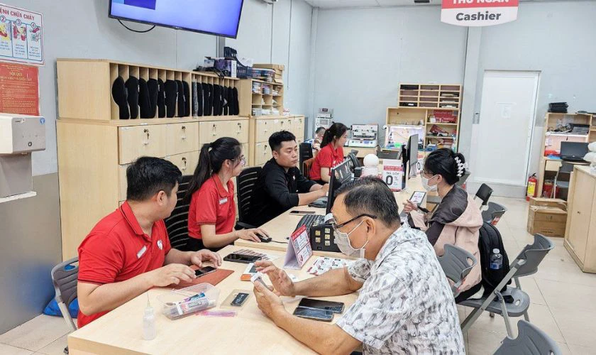 Đem điện thoại Vsmart Joy 4 đến cửa h&agrave;ng sửa chữa uy t&iacute;n
