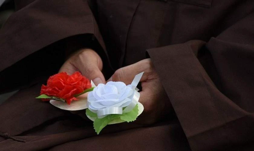 Tham gia nghi lễ b&ocirc;ng hồng c&agrave;i &aacute;o